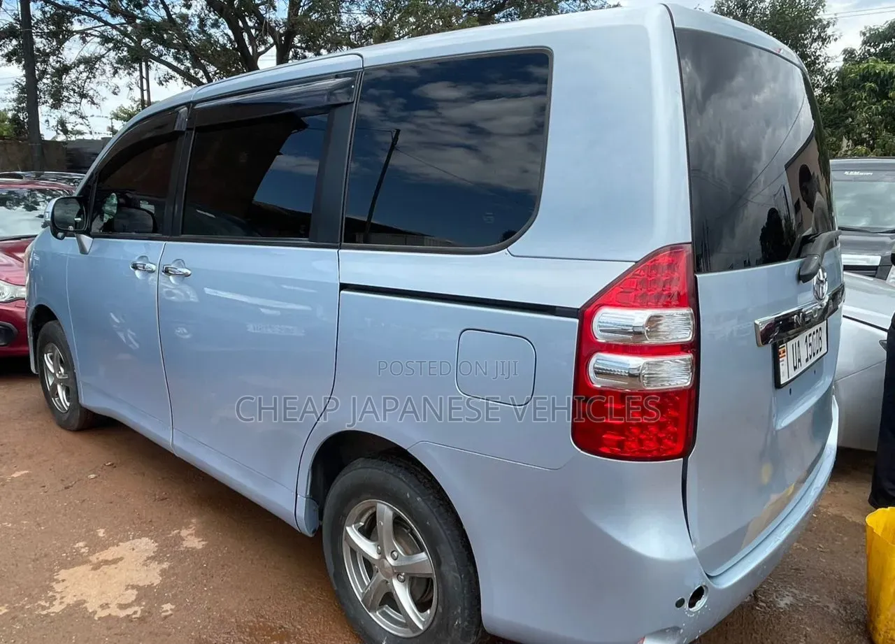 Toyota Noah 2.0 158hp FWD (8 Seater) 2012 Teal