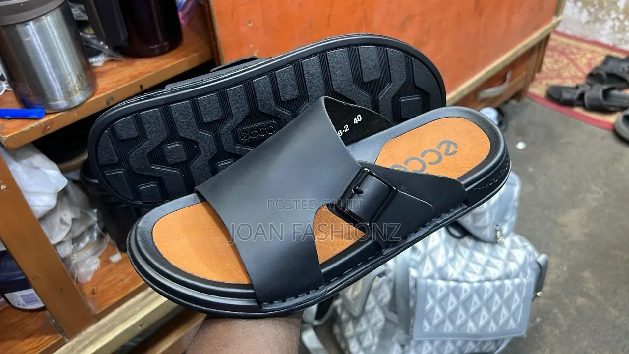 Strap Buckle Comfort Slide Sandals _Black