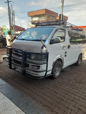 Toyota HiAce 220 2007 White