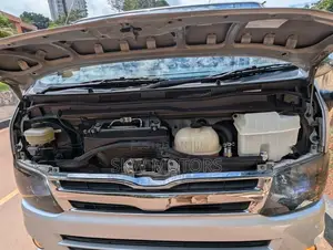 Toyota HiAce 2014 Silver