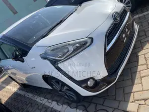 Toyota Sienta 1.5 Hybrid FWD (6-seater) 2017 White