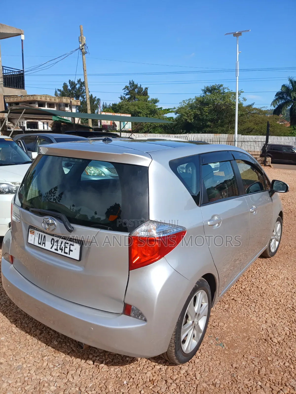 Toyota Ractis 1.3 FWD 2015 Silver