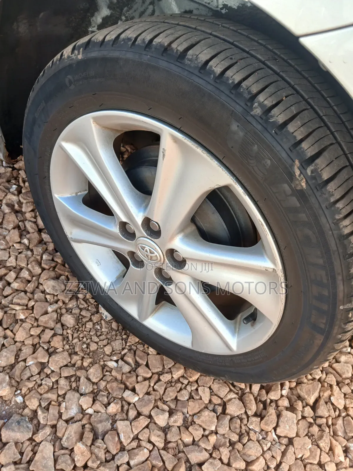 Toyota Ractis 1.3 FWD 2015 Silver