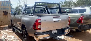 Toyota Hilux 2025 Silver