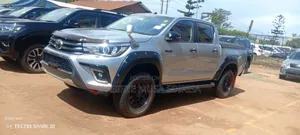 Toyota Hilux 2025 Silver
