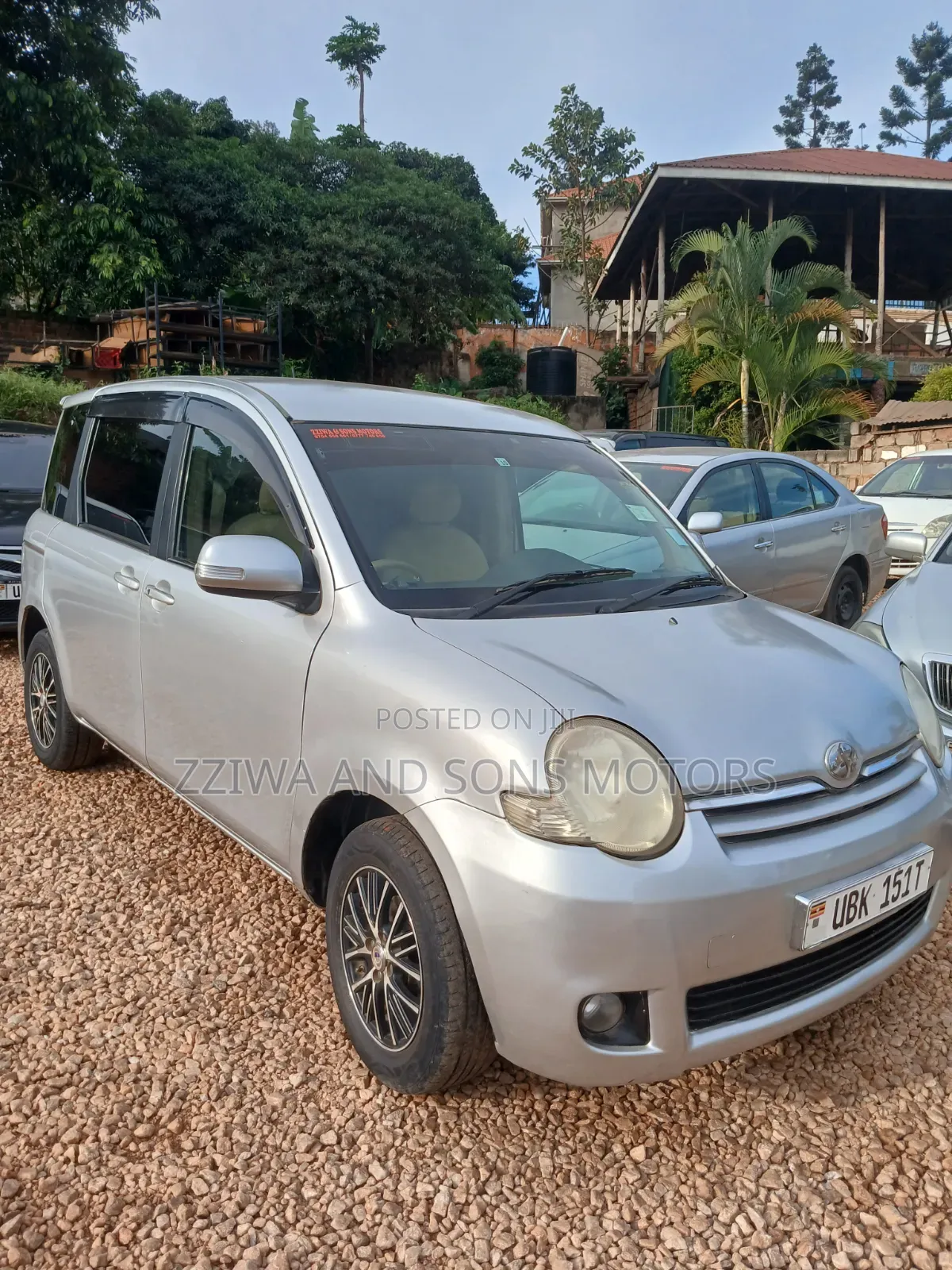 Toyota Sienta 1.5 AWD 2014 Silver