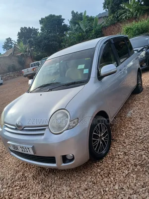 Toyota Sienta 1.5 AWD 2014 Silver