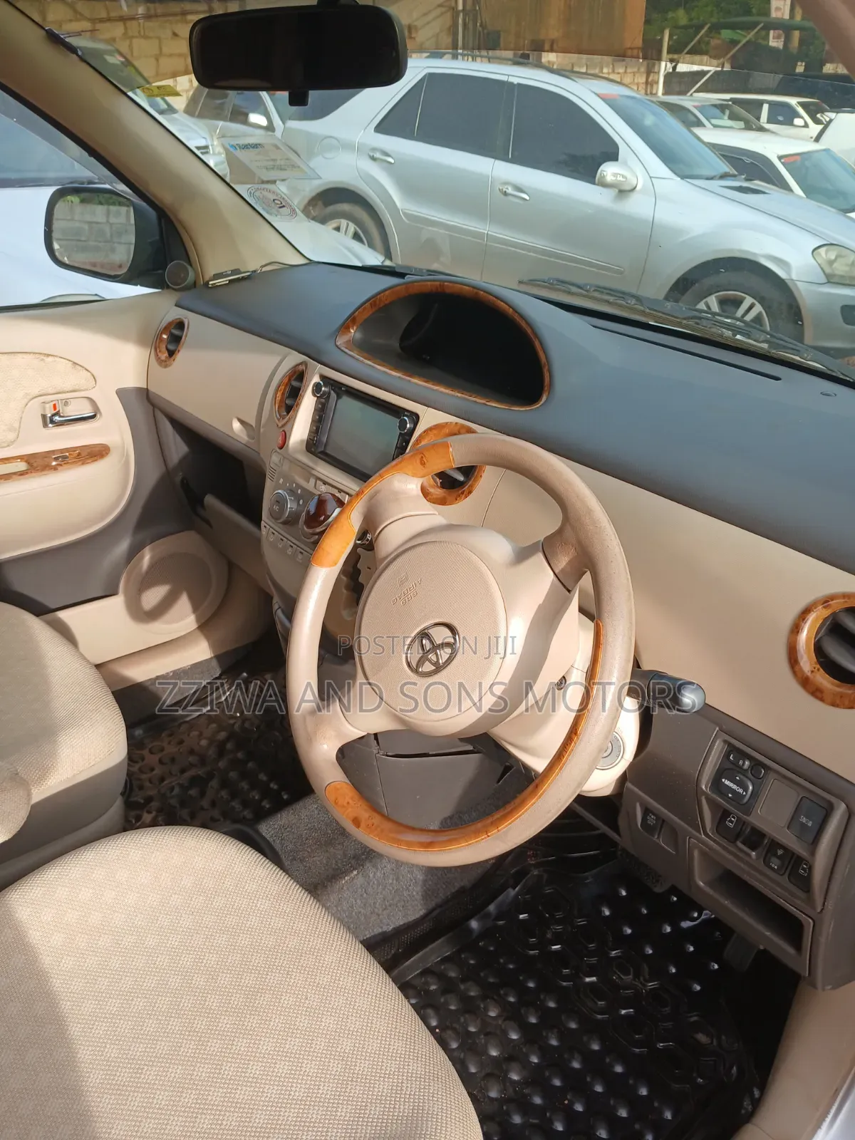 Toyota Sienta 1.5 AWD 2014 Silver