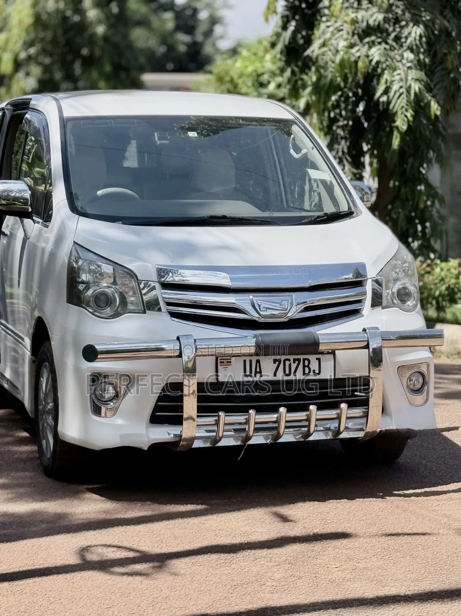 Toyota Noah 2.0 143hp FWD (8 Seater) 2012 Pearl