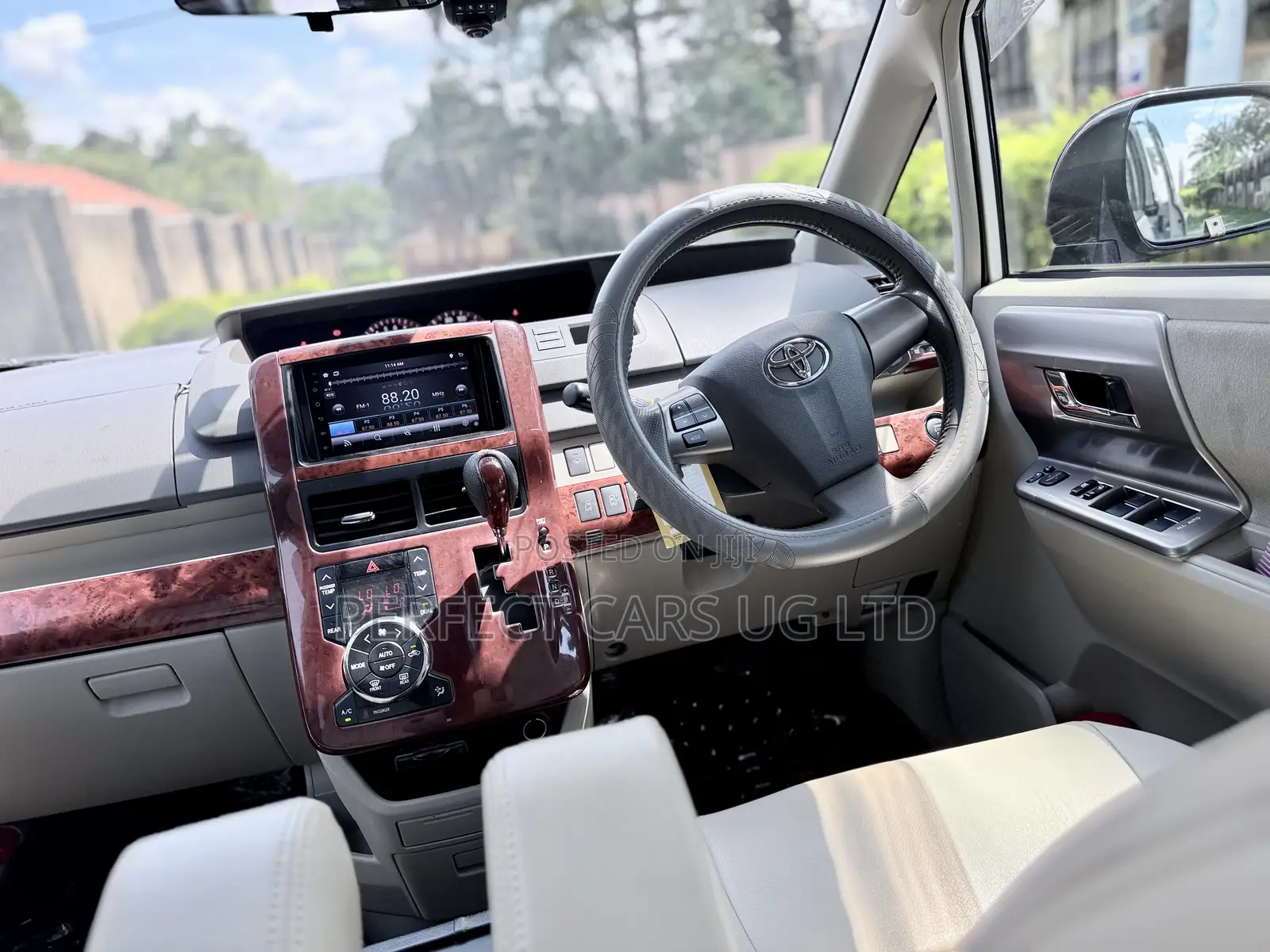 Toyota Noah 2.0 143hp FWD (8 Seater) 2012 Pearl