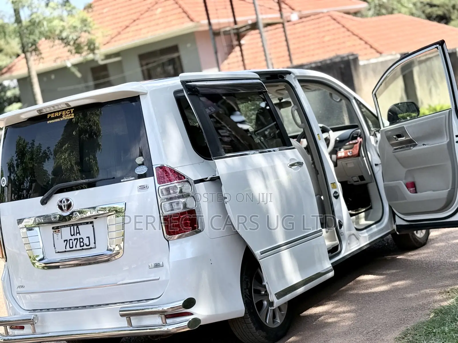 Toyota Noah 2.0 143hp FWD (8 Seater) 2012 Pearl
