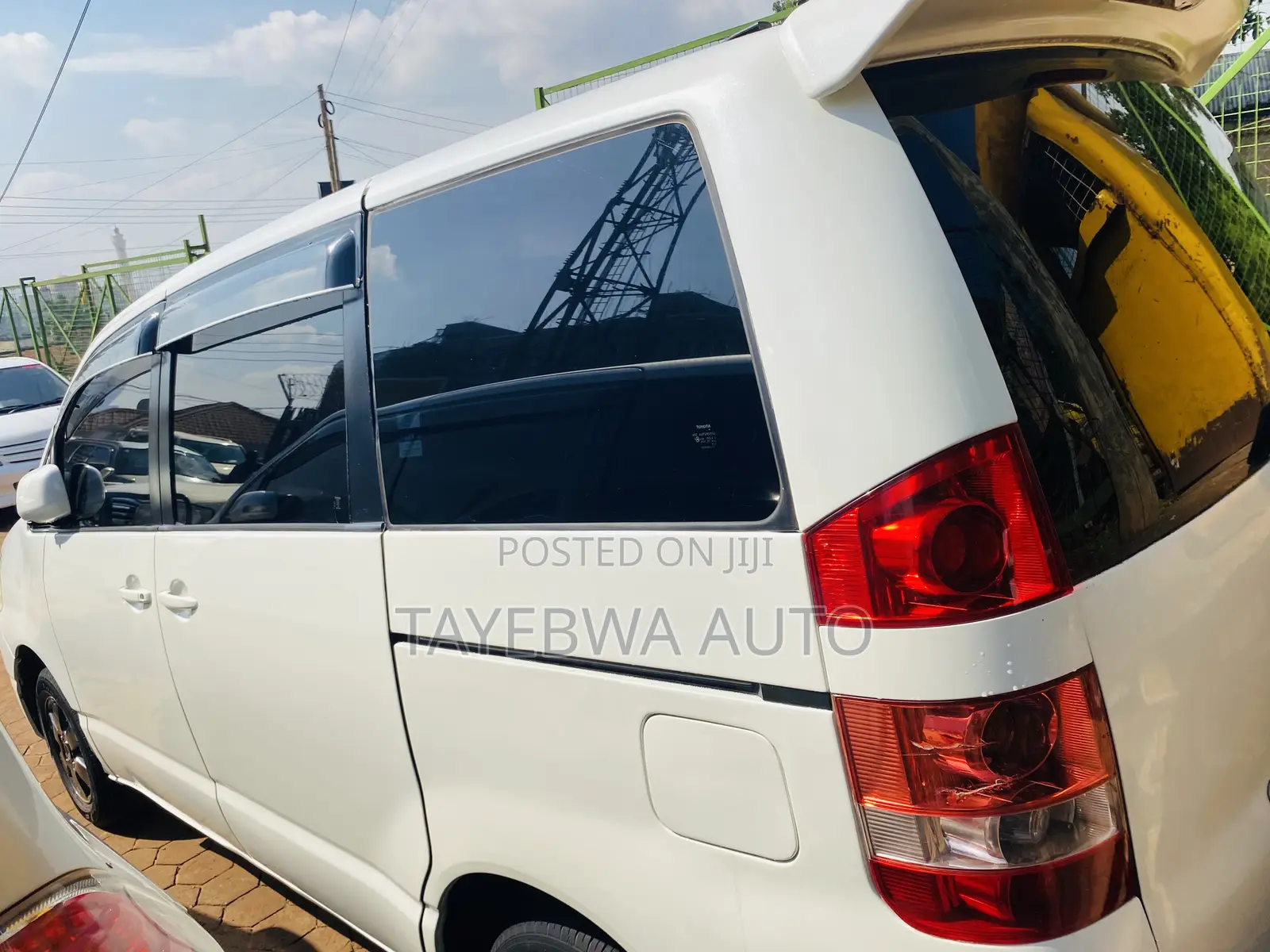 Toyota Noah 2003