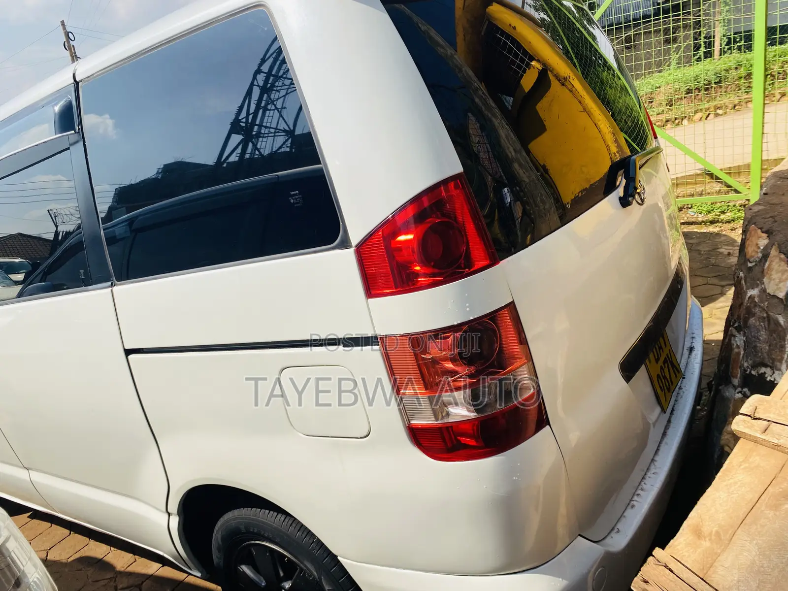 Toyota Noah 2003