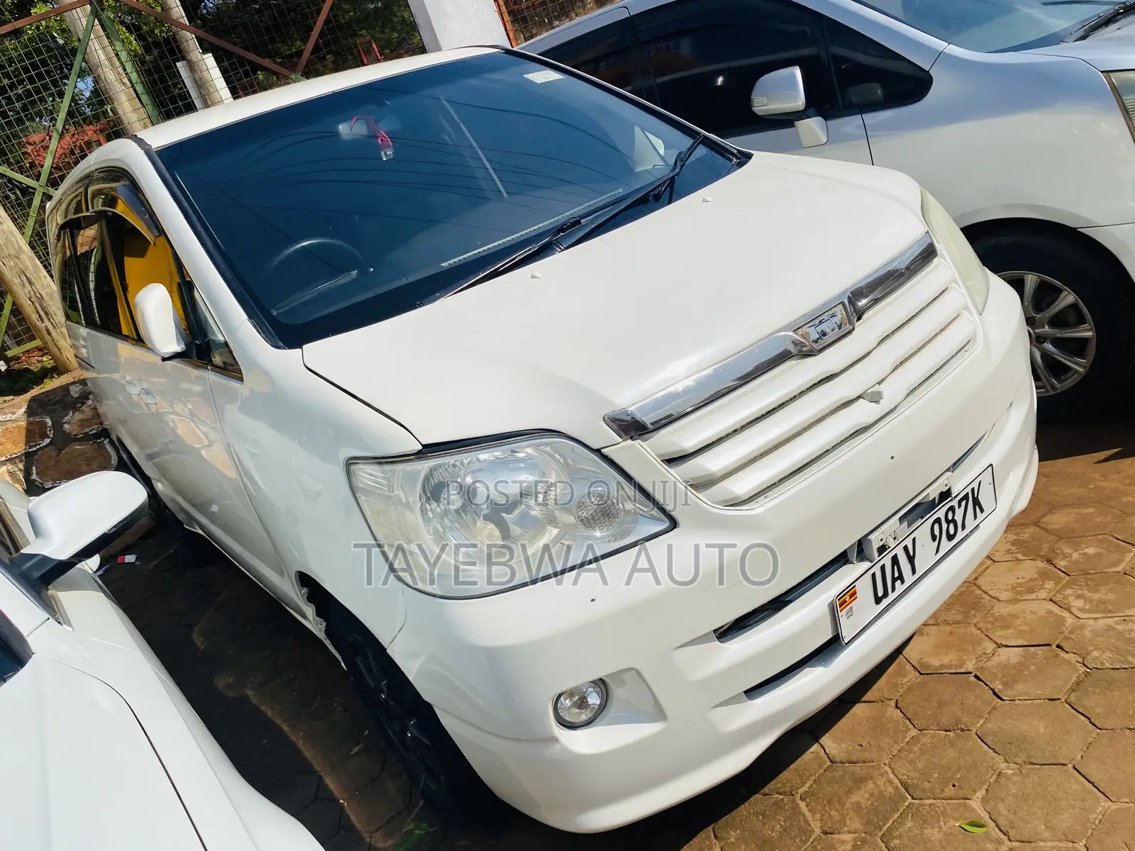 Toyota Noah 2003