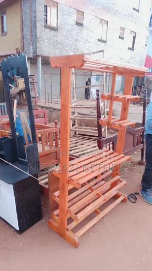 Closset/Shoe Rack in Good State Available for Sale