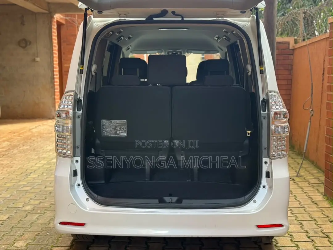 Toyota Noah 2012 White