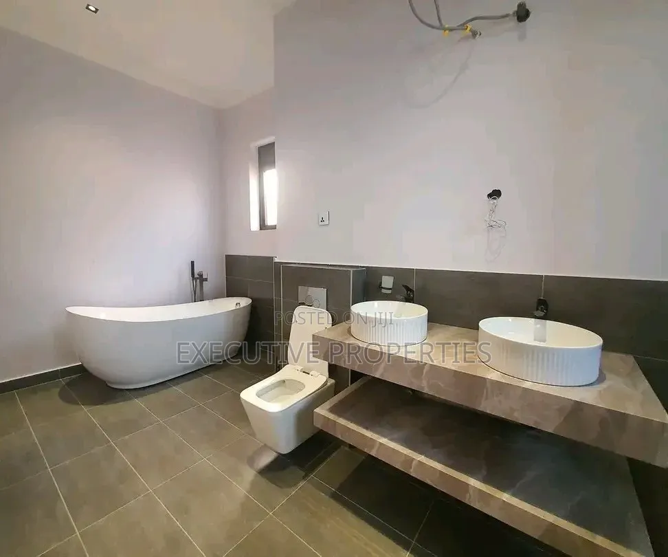 3bdrm Villa in Muyenga, Central Division for rent