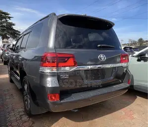 Toyota Land Cruiser 4.6 V8 ZX 2018 Gray