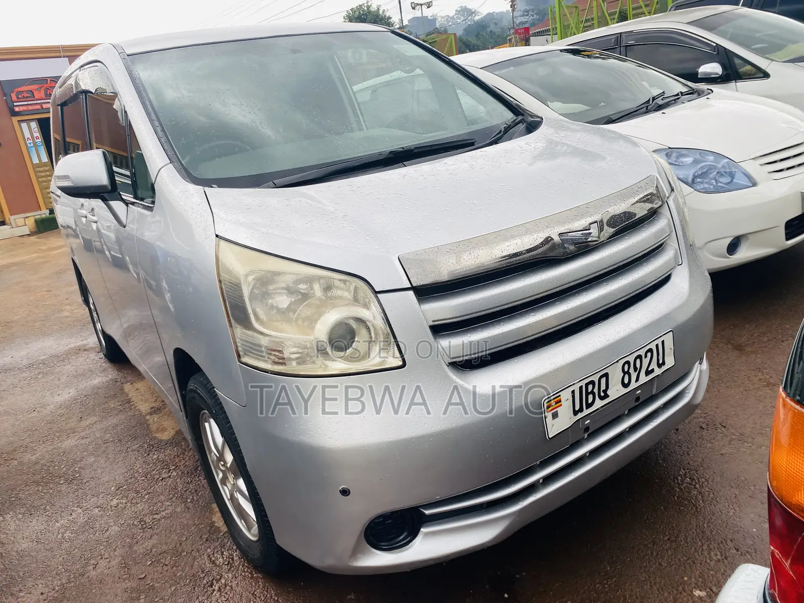 Toyota Noah 2010 Silver