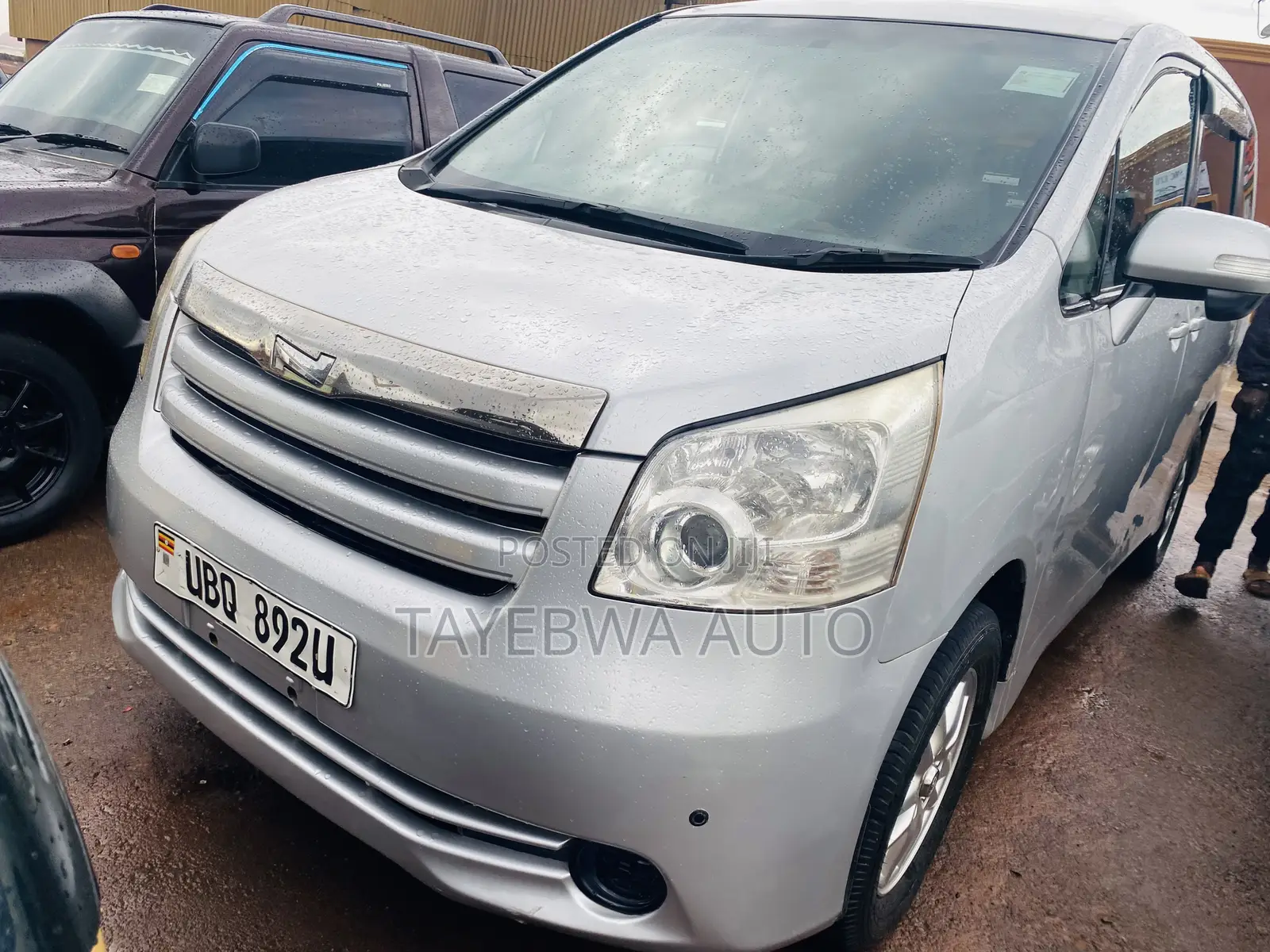 Toyota Noah 2010 Silver