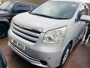Toyota Noah 2010 Silver