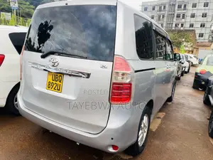Toyota Noah 2010 Silver