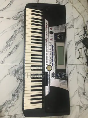 Yamaha PSR-550 61-Key Arranger Workstation Classic Sounds 16-Track