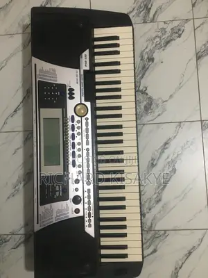 Yamaha PSR-550 61-Key Arranger Workstation Classic Sounds 16-Track
