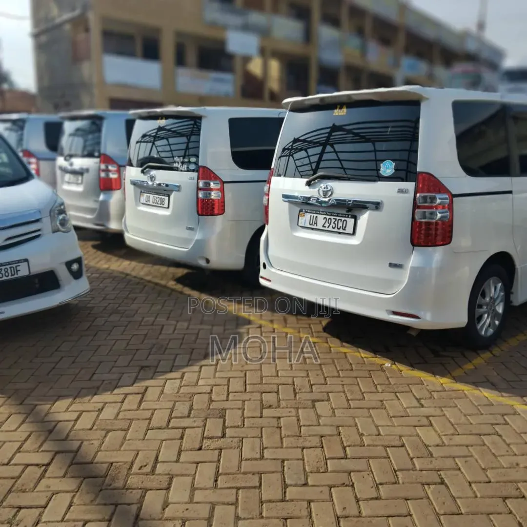 Toyota Noah 2.0 158hp FWD (7 Seater) 2012 White