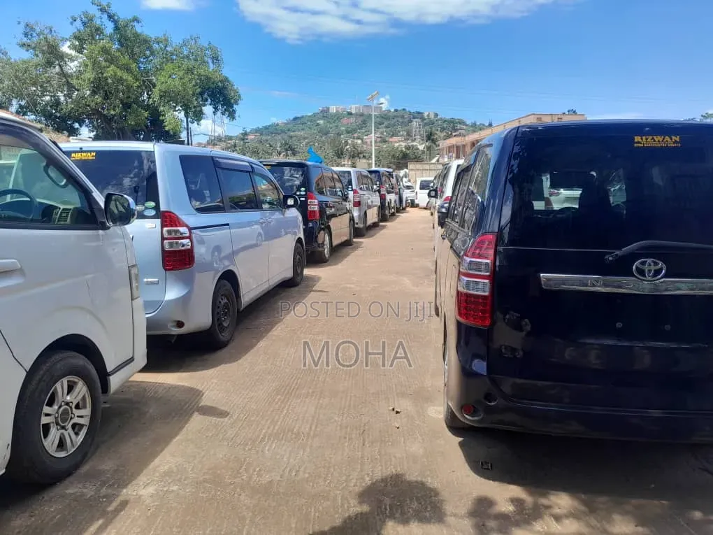 Toyota Noah 2.0 158hp FWD (7 Seater) 2012 White