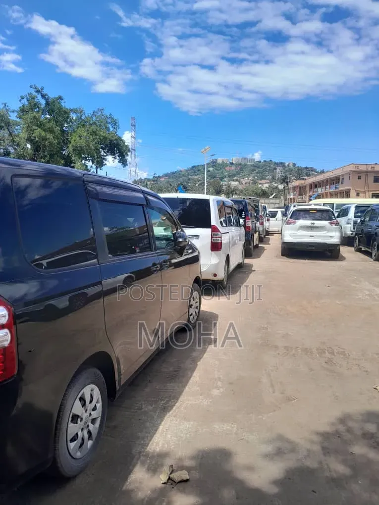 Toyota Noah 2.0 158hp FWD (7 Seater) 2012 White