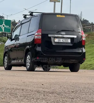 Toyota Noah 2.0 143hp FWD (7 Seater) 2012 Black