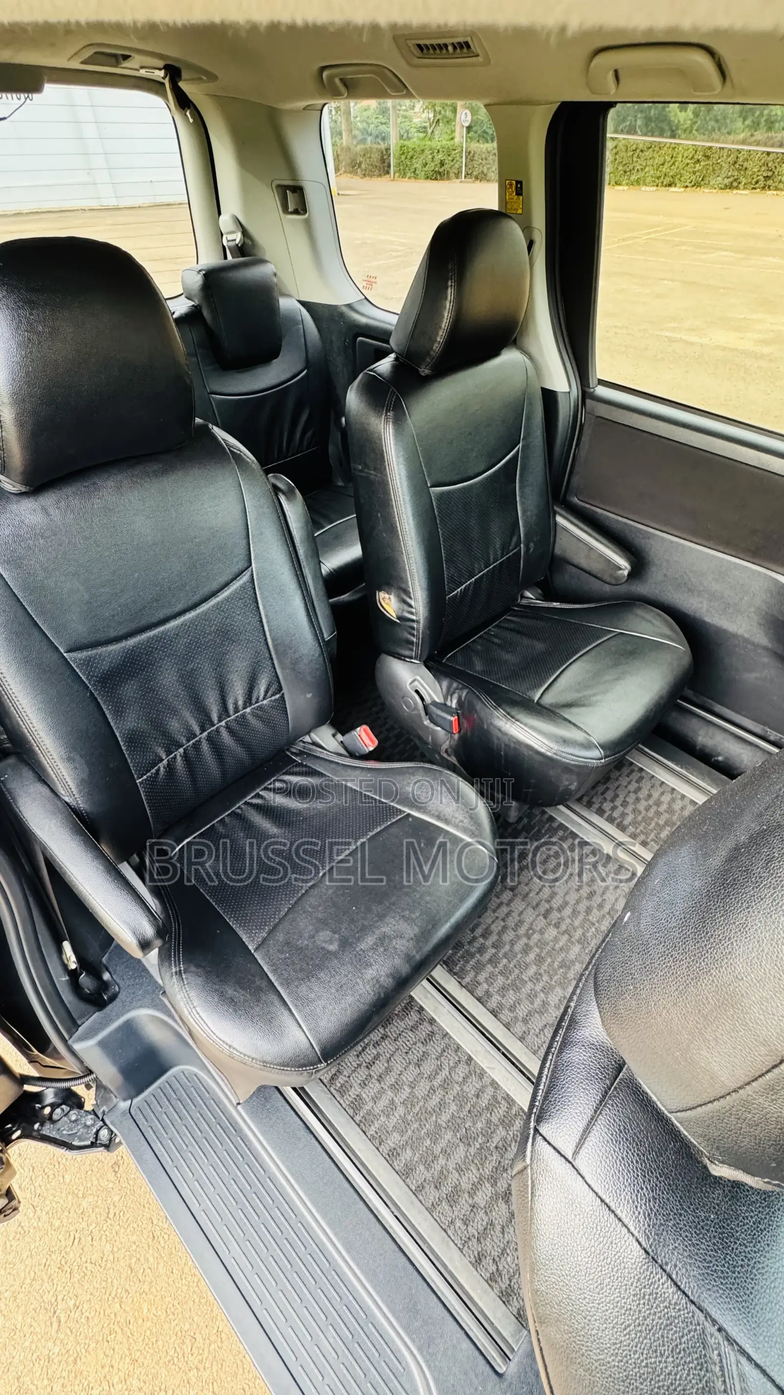 Toyota Noah 2.0 143hp FWD (7 Seater) 2012 Black