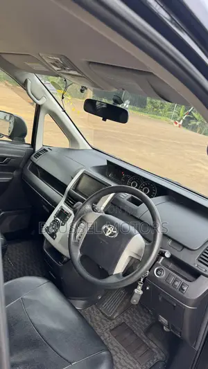 Toyota Noah 2.0 143hp FWD (7 Seater) 2012 Black