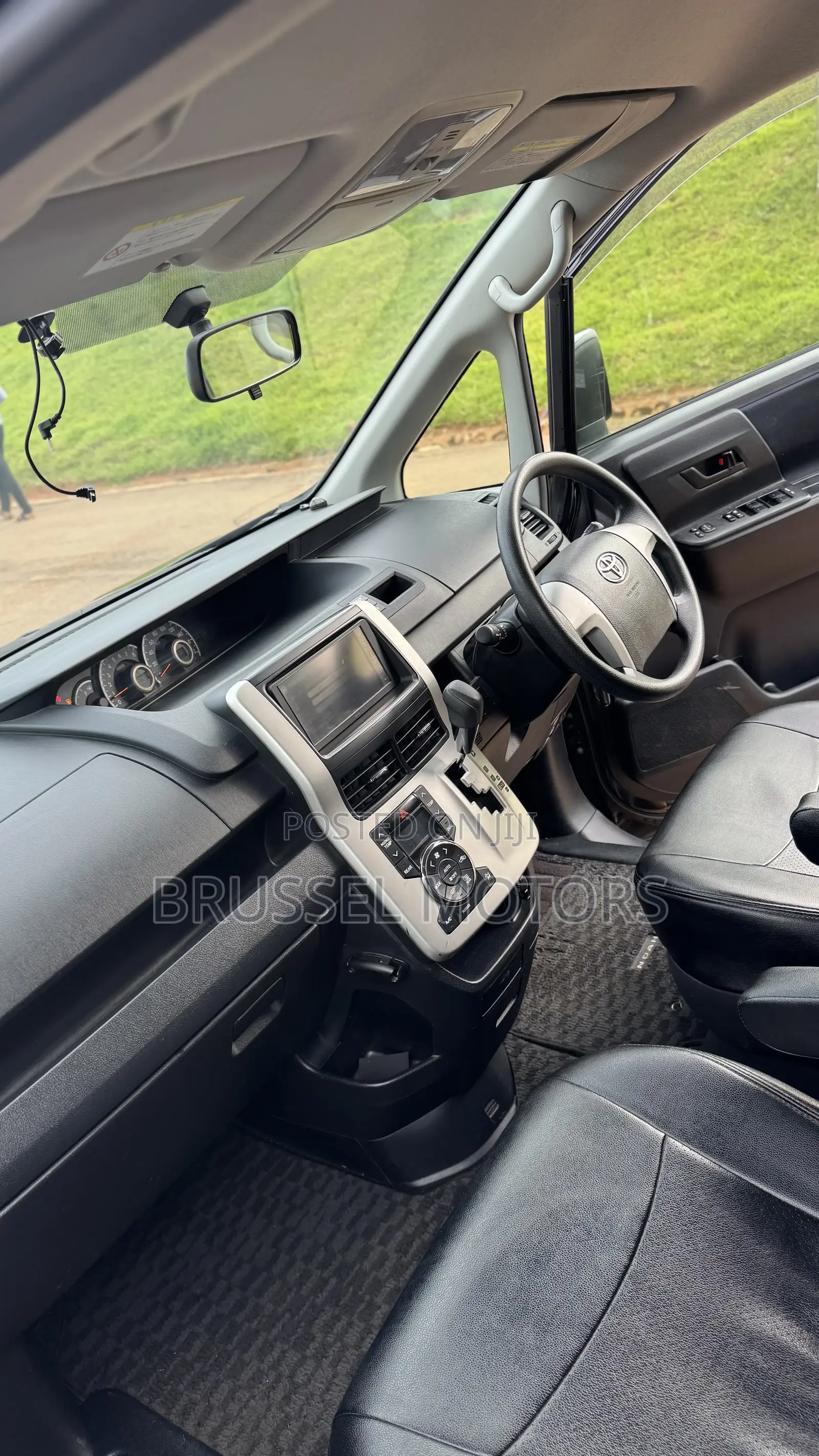 Toyota Noah 2.0 143hp FWD (7 Seater) 2012 Black