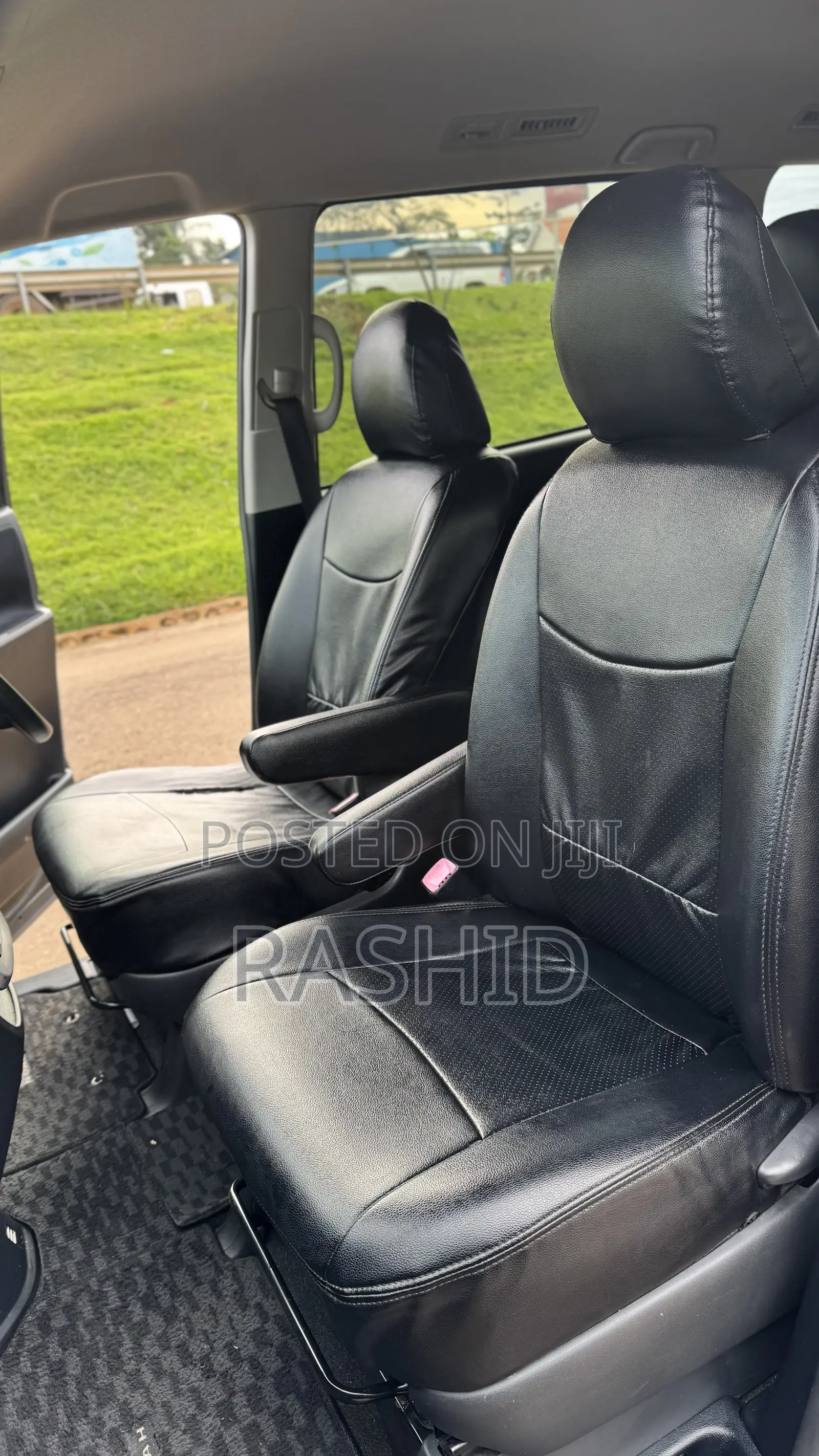 Toyota Noah 2.0 143hp FWD (7 Seater) 2012 Black