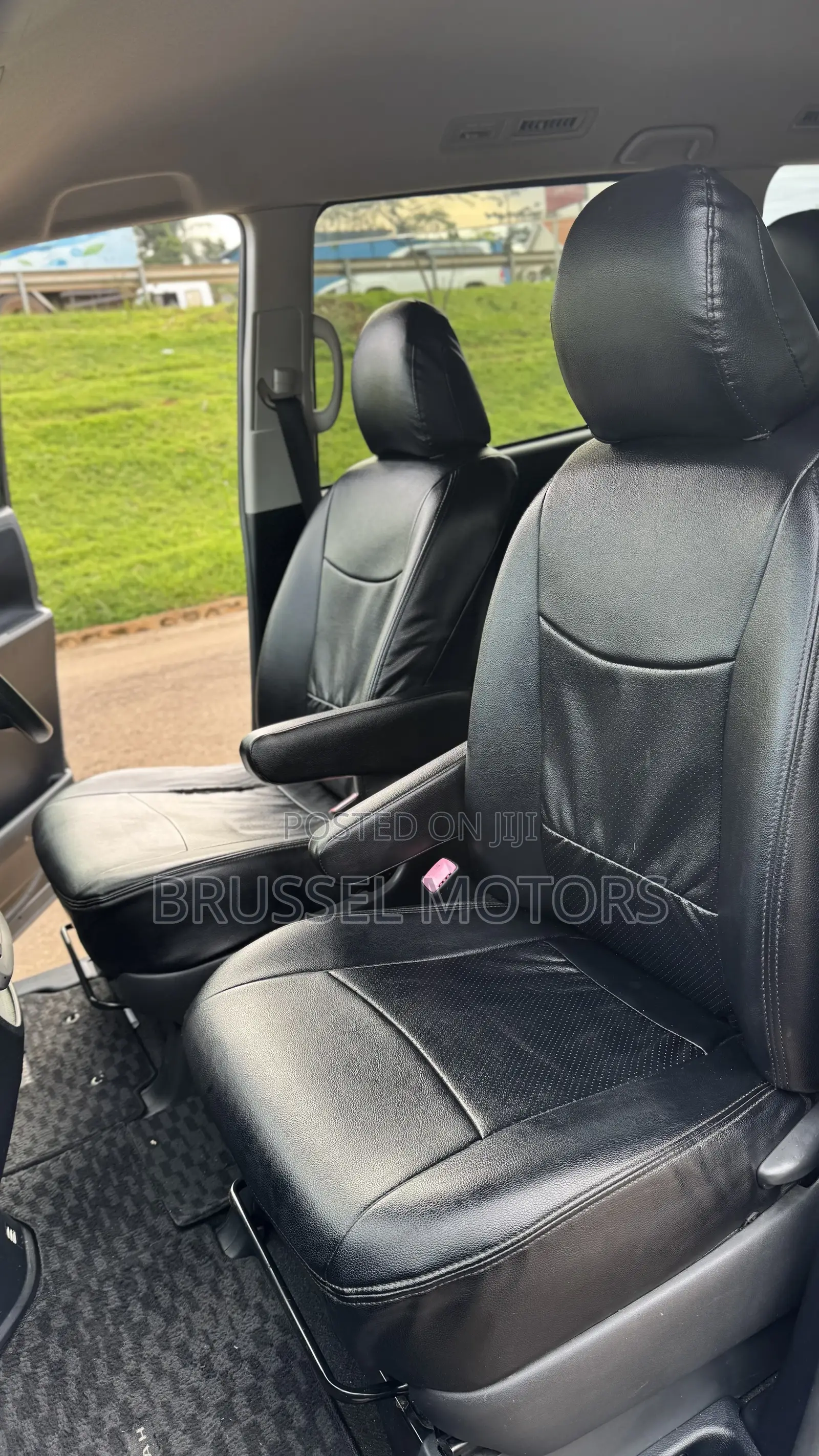 Toyota Noah 2.0 143hp FWD (7 Seater) 2012 Black