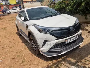 Toyota C-HR XLE FWD Sport Utility (2.0L 4cyl 2AM) 2018 White