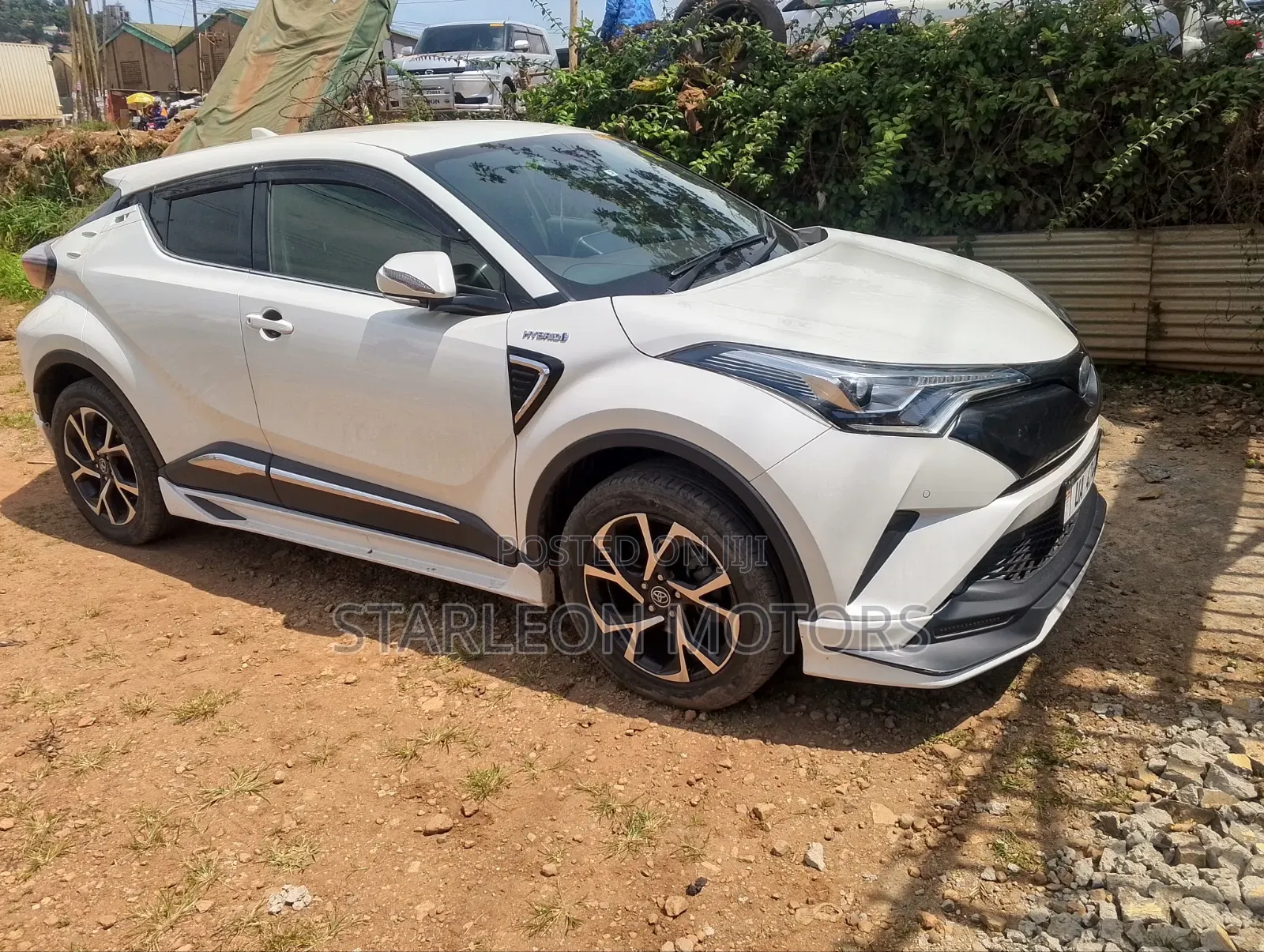 Toyota C-HR XLE FWD Sport Utility (2.0L 4cyl 2AM) 2018 White