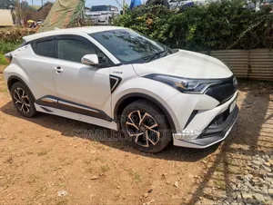 Toyota C-HR XLE FWD Sport Utility (2.0L 4cyl 2AM) 2018 White