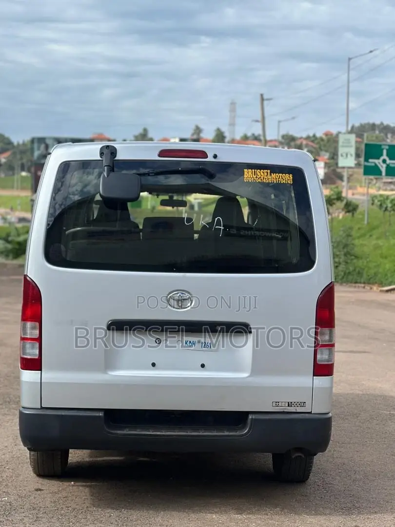 Toyota HiAce 2015 Silver