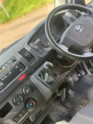 Toyota HiAce 2015 Silver
