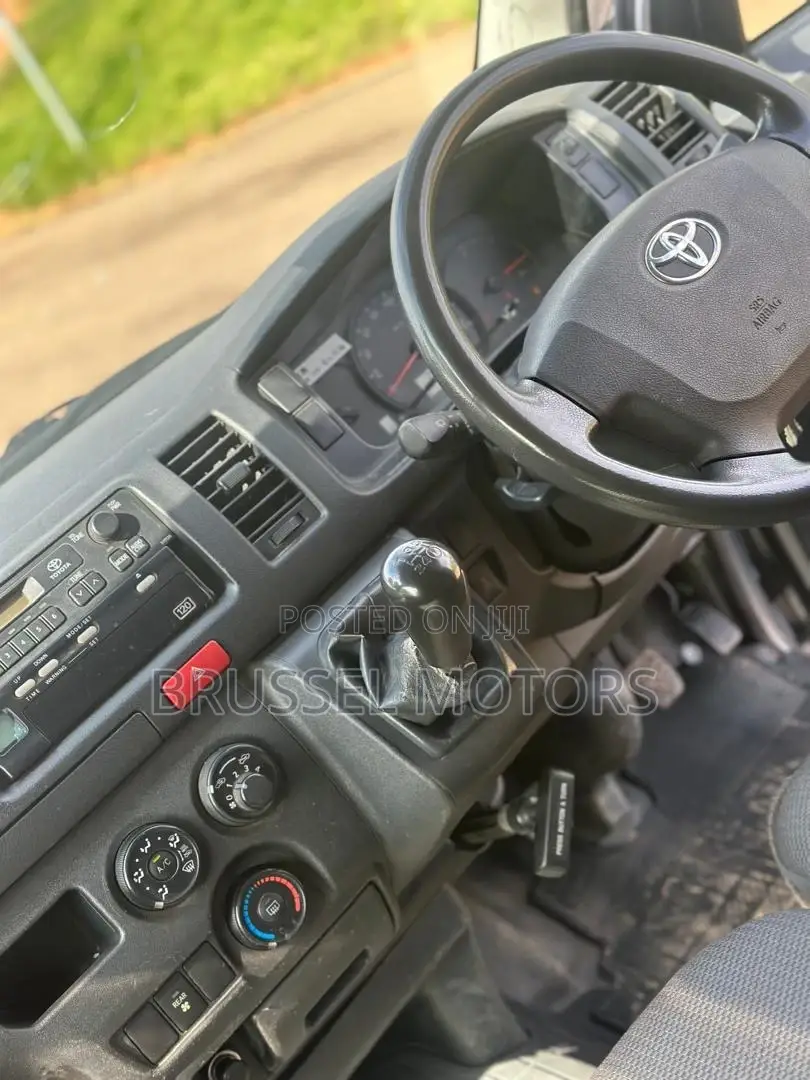 Toyota HiAce 2015 Silver