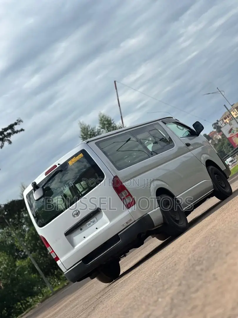 Toyota HiAce 2015 Silver