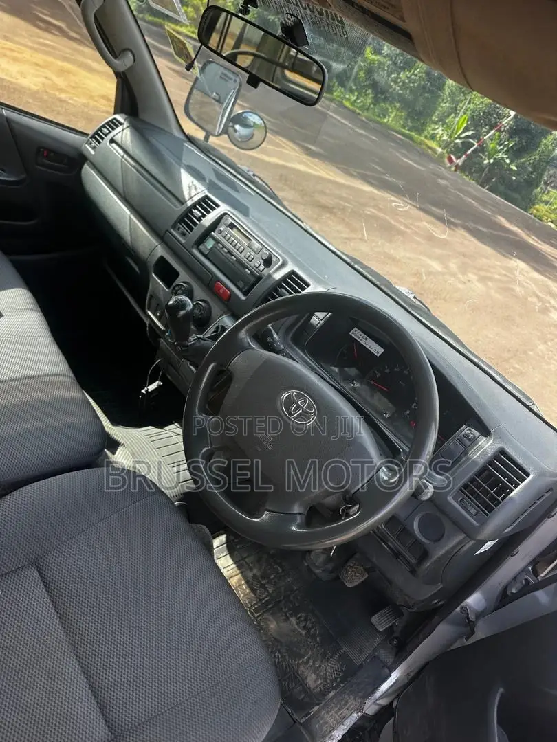 Toyota HiAce 2015 Silver