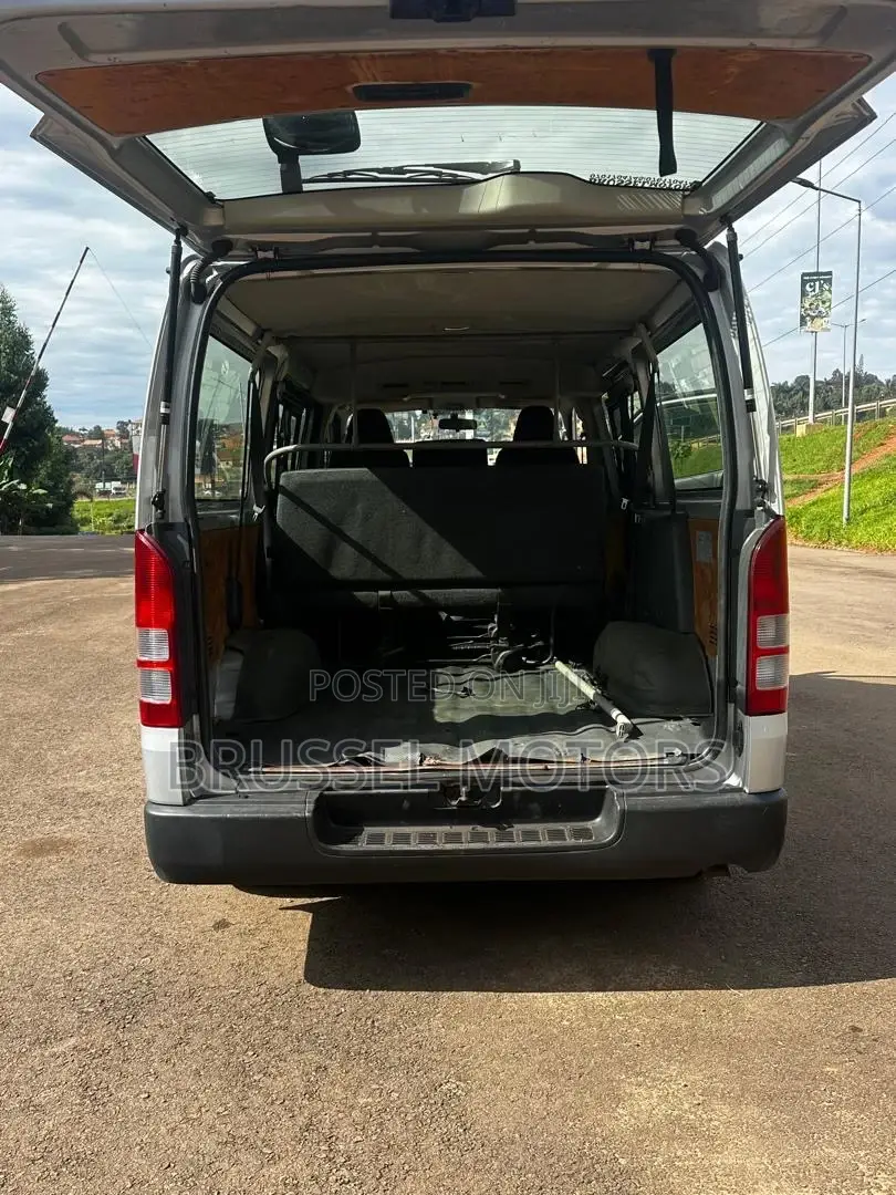 Toyota HiAce 2015 Silver