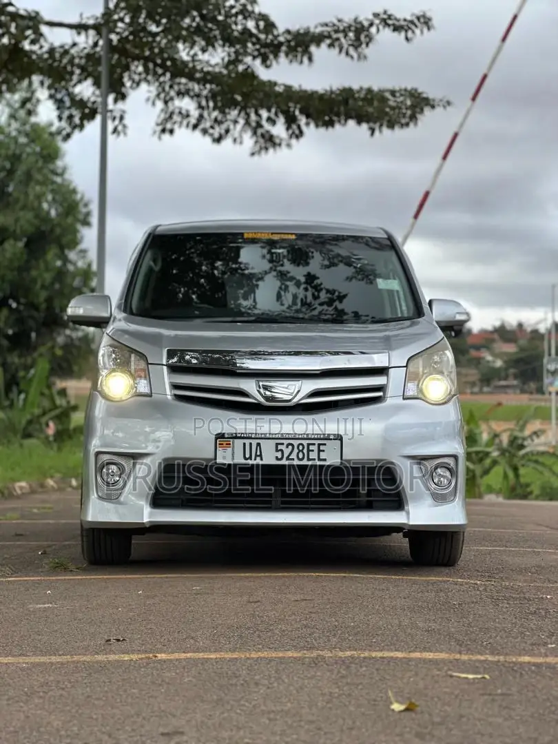 Toyota Noah 2.0 158hp FWD (7 Seater) 2012 Silver