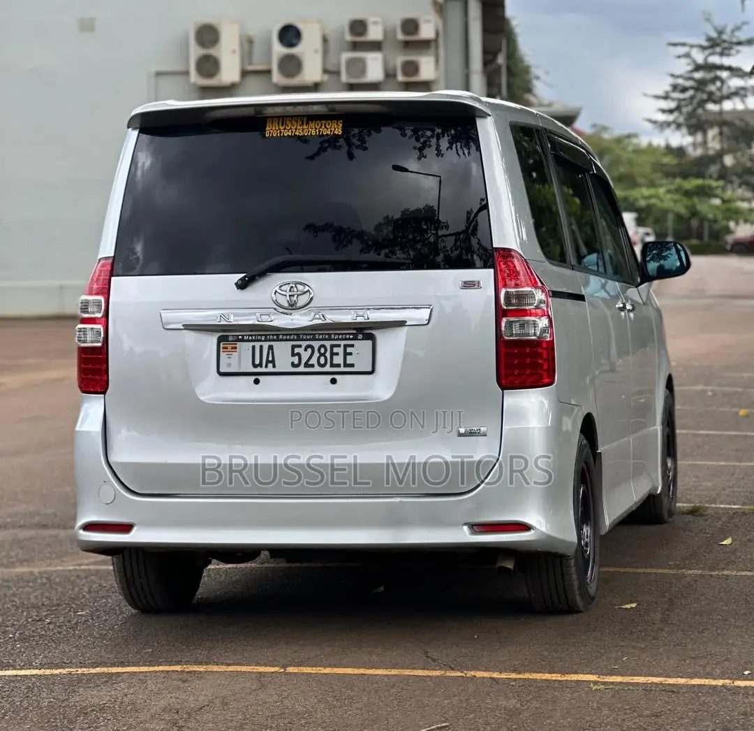 Toyota Noah 2.0 158hp FWD (7 Seater) 2012 Silver