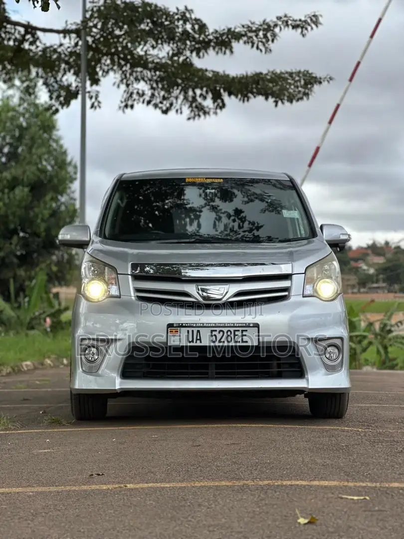 Toyota Noah 2.0 158hp FWD (7 Seater) 2012 Silver
