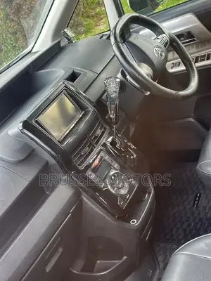 Toyota Noah 2.0 158hp FWD (7 Seater) 2012 Silver